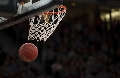 篮球直播画面 - NBA赛场球员扣篮瞬间，灯光聚焦